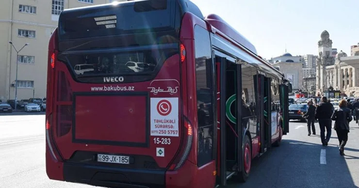 Bakıda avtobusda qadın sərnişin yıxılaraq xəsarət aldı VİDEO