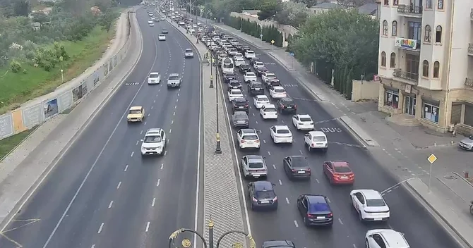 Həftənin ilk günü Bakının bəzi yollarında nəqliyyatın sıxlığı yaranıb
