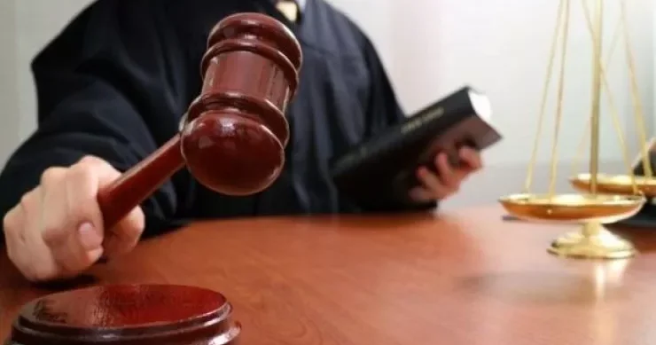 Ögey atasını çəkiclə vuran oğulun məhkəməsi: Anamı da içkiyə öyrətmişdi