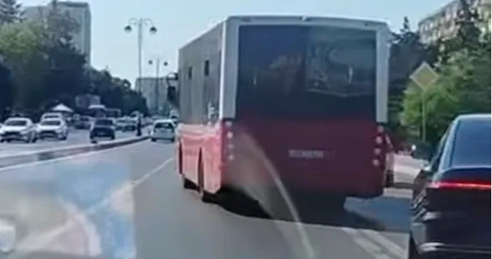 Bakıda avtobus piyadanı vuracaqdı: Açıq qapılar, təhlükəli manevr... VİDEO