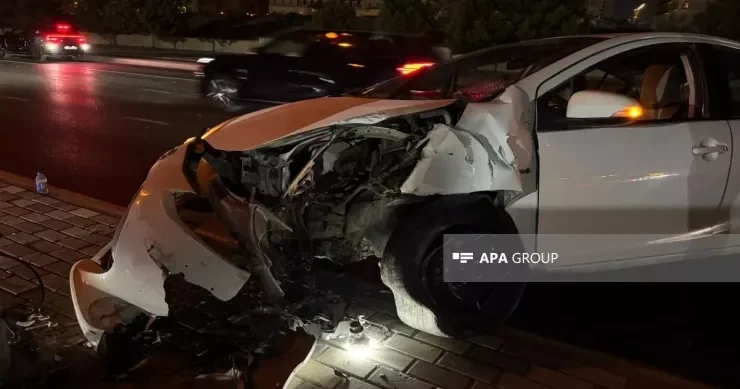 Bakıda “Toyota Aqua” bardürə çırpıldı