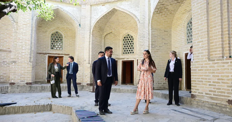 Leyla Əliyeva ilk Buxara Biennalesinin əsərləri ilə tanış olub