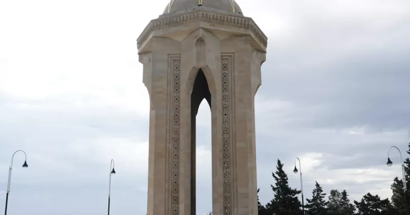Председатель Нацассамблеи Сербии возложил венок к мемориалу Вечный огонь в Баку