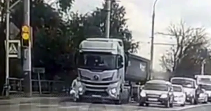 Yük maşını yolu keçən 79 yaşlı qadını vurub üstündən keçdi VİDEO