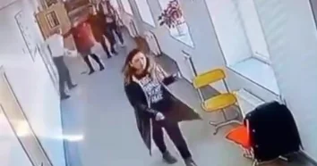 Lənkəranda direktor müavini şagirdi və xadiməni döydü VİDEO