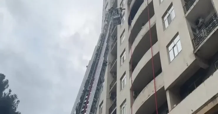 Bakının mərkəzində bina YANIR: insanlar təxliyə olundu