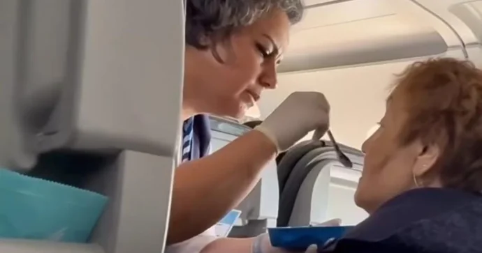 AZAL ın bələdçisindən nümunəvi davranış: Sərnişinə belə kömək etdi VİDEO