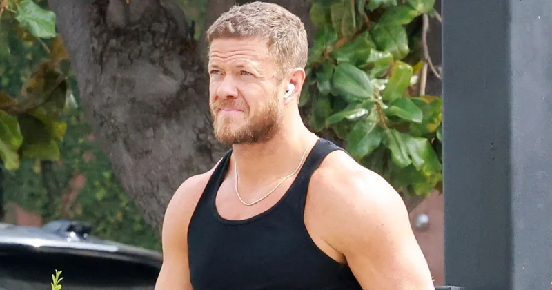 Den Reynolds fit bədəni ilə diqqət çəkdi