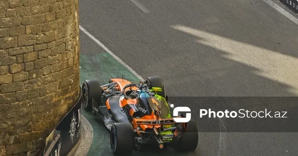Пилот Racing Bulls попал в серьезную аварию на Формуле 1 в Баку