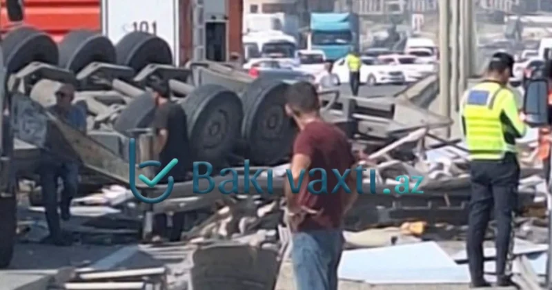 Qəzanın fəsadları qəzaya səbəb olur: Bakı Sumqayıt yolu hələ də təmizlənməyib VİDEO
