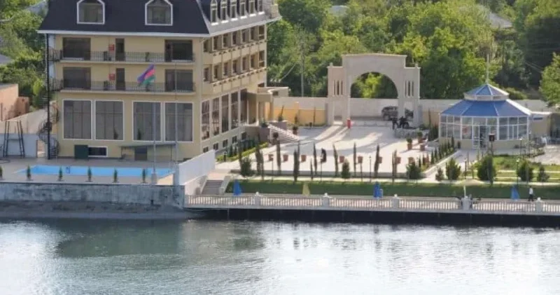 Mingəçevirdə qayıq River Side hotelinin restoranına çırpıldı Yaralılar var