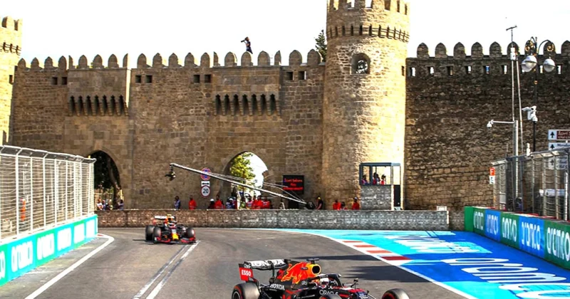 Bakıda Formula 2 yarışı üzrə sərbəst yürüşə start verilib