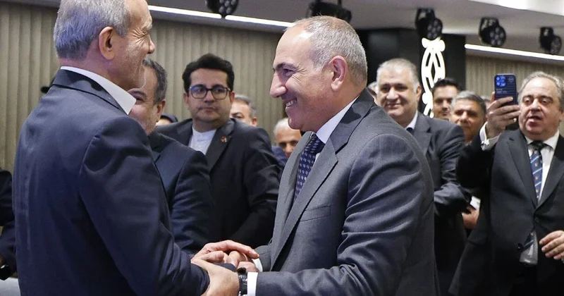 Pezeşkian Paşinyana da kitab verdi Trampın “köməyi”