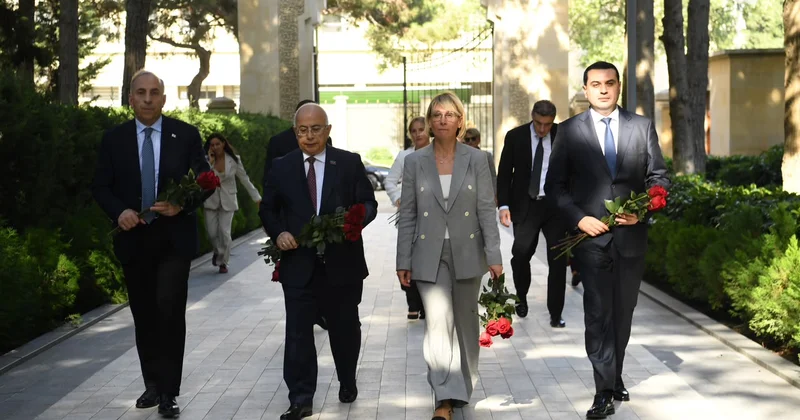 Gürcüstan parlament nümayəndə heyəti Fəxri xiyabanı və Şəhidlər xiyabanını ziyarət edib