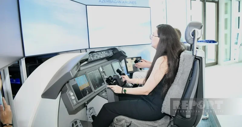 AZAL демонстрирует в Баку симулятор полета Boeing 787 Dreamliner