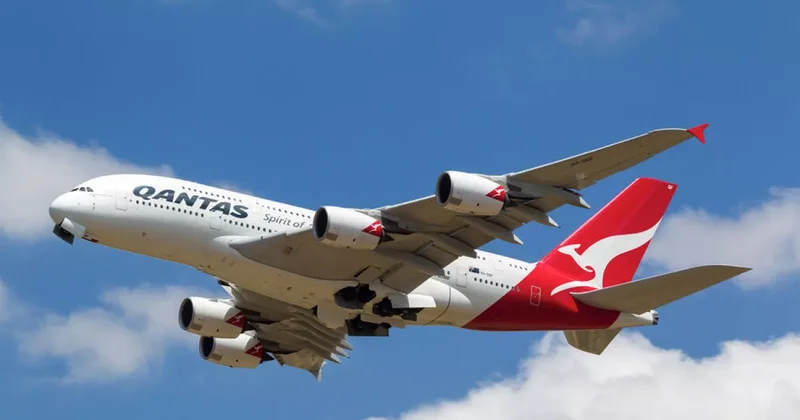 Пассажир Qantas пытался открыть дверь в полёте