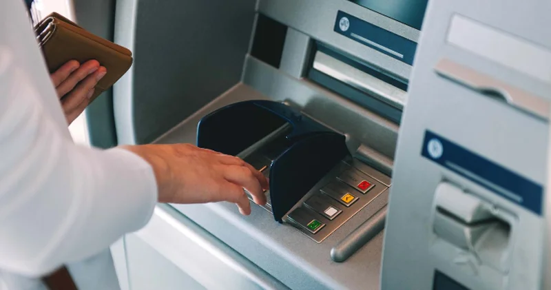 Bankomatda hesabı açıq qoydu Başına iş gəldi