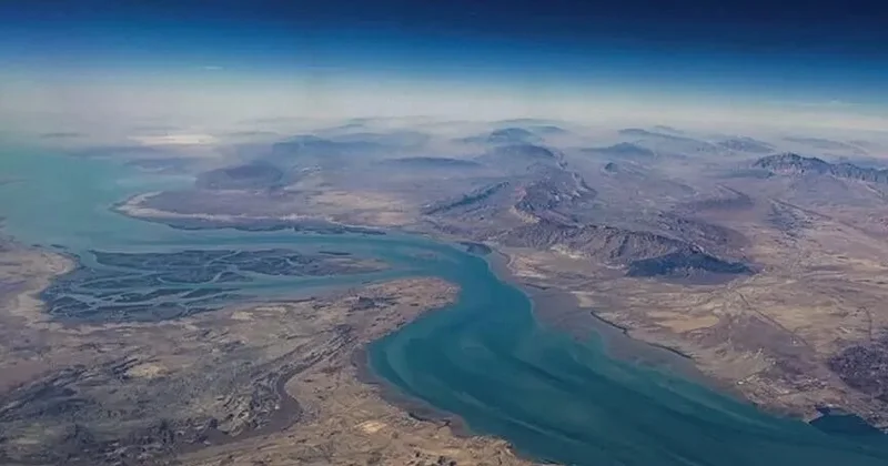 Hörmüz boğazı böhranı enerji təhlükəsizliyi ilə təmiz keçid arasındakı tarazlığı ön plana çıxarıb