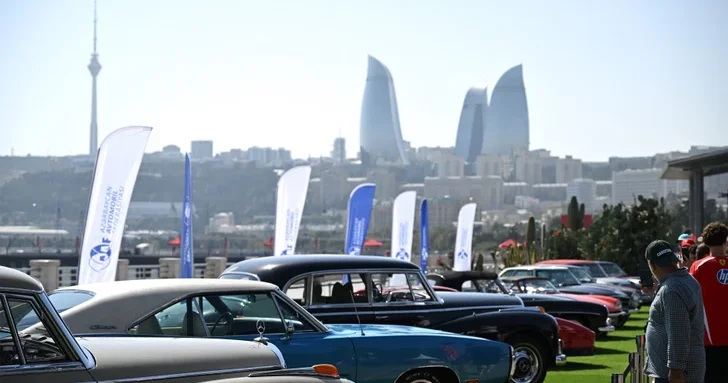 Выставка классических автомобилей организована в Баку в рамках Гран при Азербайджана Формулы 1