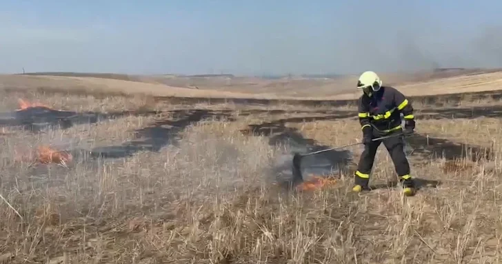 Пожарные МЧС предотвратили распространение огня на открытой местности в Газахском районе