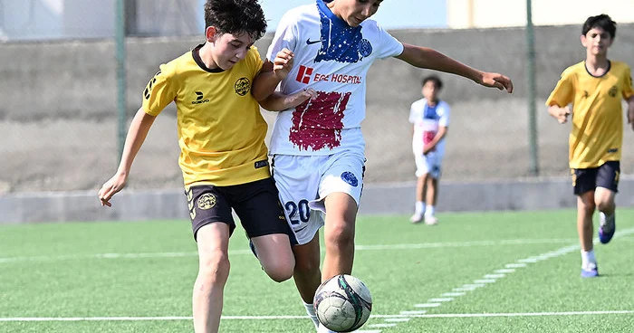 37 futbolçu, 3 oyun