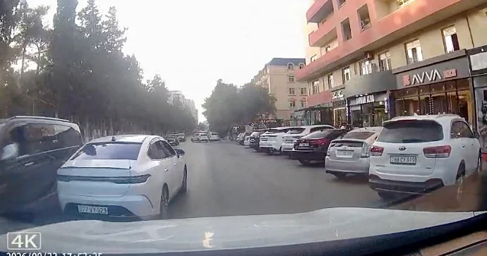 Piyadalara məhəl qoymayan sürücü əks yola çıxıb ikiqat təhlükə yaratdı VİDEO