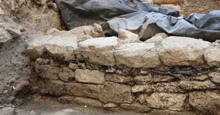 Parisin mərkəzində şəhərin tarixini dəyişə biləcək qədim divar TAPILDI