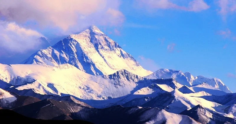 Rusiyalı alpinistlər çətin durumda: 8163 metrlik zirvədən enə bilmirlər