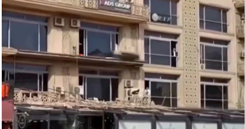 Bakıda eyvan restoranın üzərinə uçdu: Məsuliyyəti kim daşıyır?