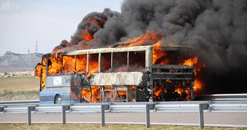 Hindistanda motosikletlə toqquşan avtobus yanıb, azı 20 nəfər ölüb