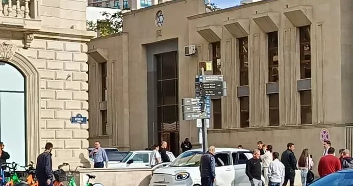 В центре Баку автомобиль вылетел на тротуар после опасного маневра