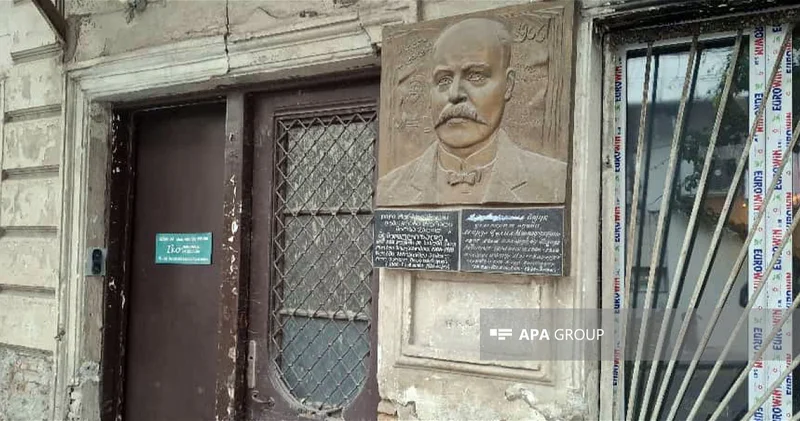В Тбилиси на барельефе Мирзы Джалила стерта надпись Азербайджан , посольство взяло вопрос под контроль ФОТО