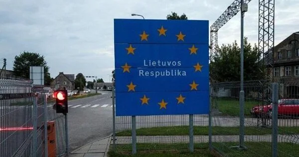 Litva Belarusla sərhəddə iki keçid məntəqəsini bağladı