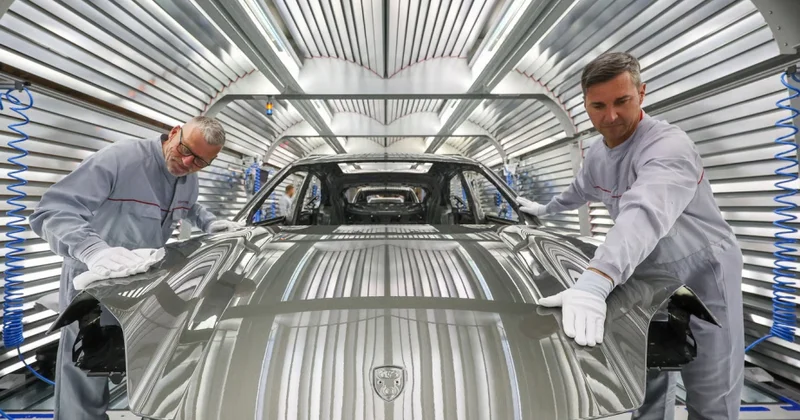 “Porsche” ilin üçüncü rübündə bir milyard avro zərər etdiyini açıqlayıb