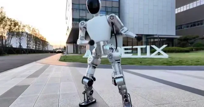 Çində smartfon qiymətinə humanoid robot satışa çıxarılıb