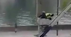 Момент побега грабителей Лувра попал на видео ВИДЕО