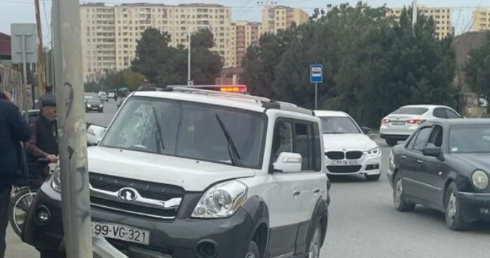 Sarayda qəza: avtomobil işıq dirəyini aşırdı FOTO