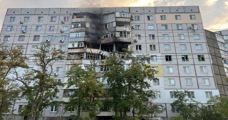 В результате авиаудара российской армии по Херсону погиб один человек, еще 14 ранены