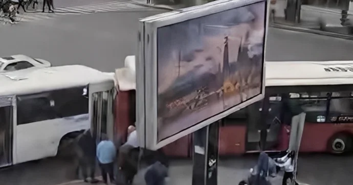 Bakıda iki sərnişin avtobusu TOQQUŞDU VİDEO
