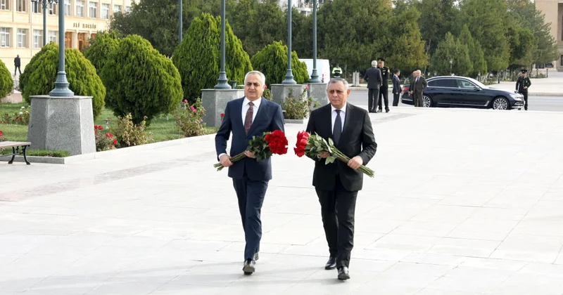 Ümummilli Lider Heydər Əliyevin abidəsi ziyarət edilib