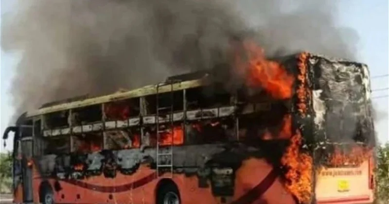 Hindistanda avtobus qəzası Sərnişinlər yanaraq öldü