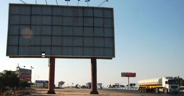 Əcnəbi dilində yazılmış küçə reklamları qanunla tənzimlənirmi?