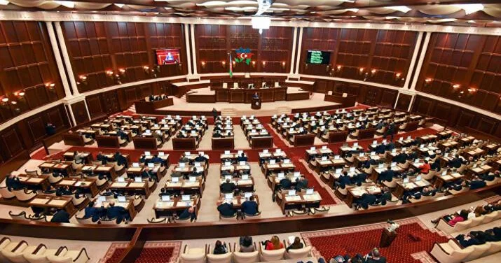 Vitse spikerlə deputat arasında rüsum mübahisəsi düşdü