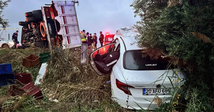 Yağışlı havada aşan pikap yolda süründü; 2 ölü, 3 yaralı FOTOLAR