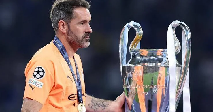 İki fərqli klubla Çempionlar Liqasını qazanan qolkiper futboldan getdi