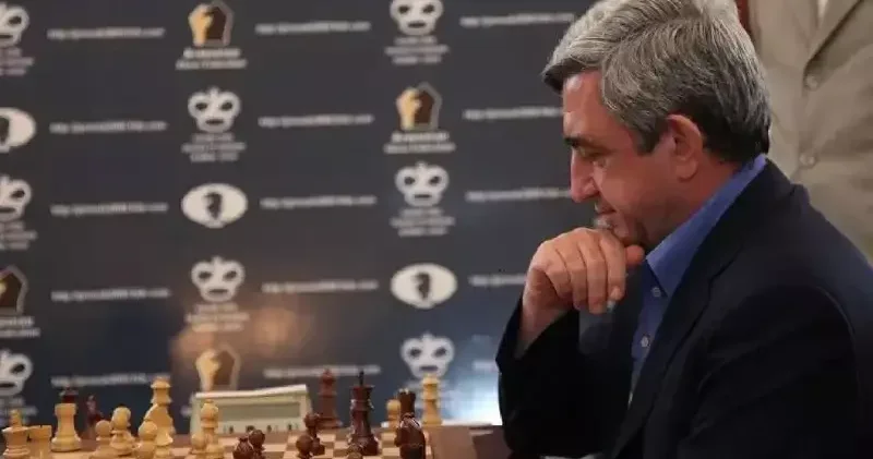 Simonyan Sərkisyanı ələ saldı: Şahmatı nərd kimi oynayır