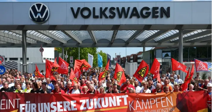 Almaniyada Volkswagen işçiləri tətilə hazırlaşırlar