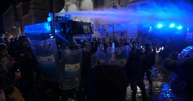 İtaliyada etirazçılar polislə toqquşub