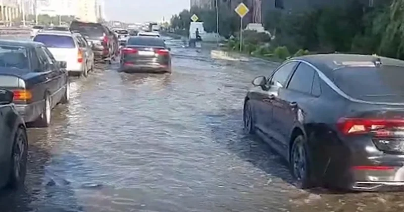 Abşeronda yağışdan sonra yolu su basdı Video