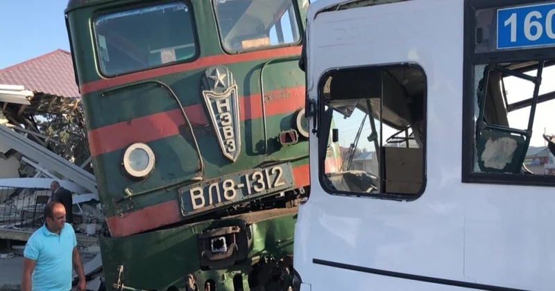 Rusiyanın Yəhudi Muxtar Vilayətində qatar mikroavtobusla toqquşub, 6 nəfər ölüb